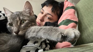 Having a super chill sunday relaxing and watching movies w my baby i