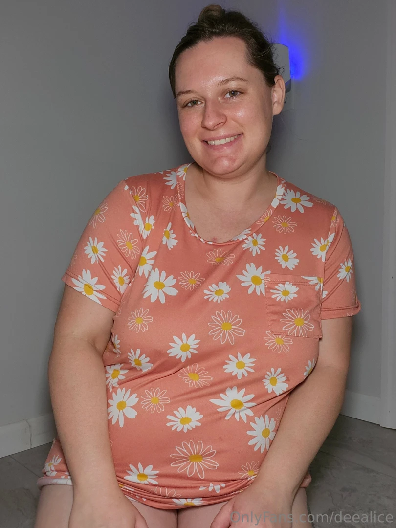 Want to see what s under my night gown one hot momma of course cum and 