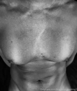 Feeling a little artsy still need someone to cum rub some oil on my