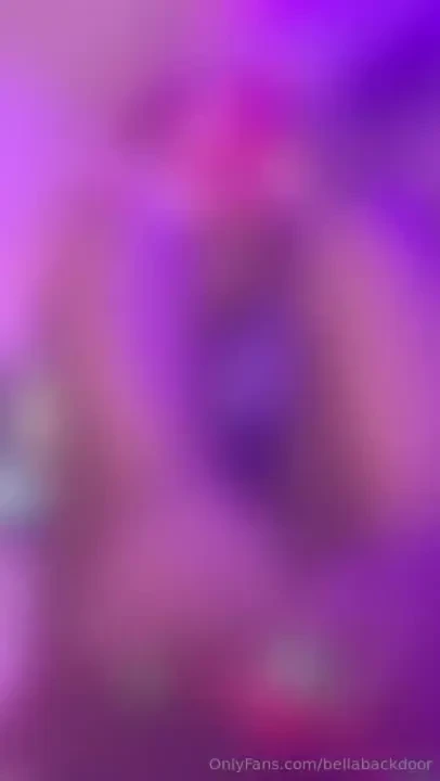 Pretty feet and shaking my fat ass for your pleasure daddy 