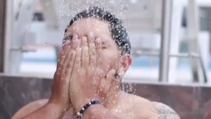 Delighted with my big bathroom do you want to accompany me