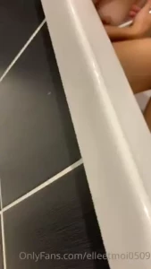 Coucou mes fans mon rendez vous baignoire pommeau de douche hello my