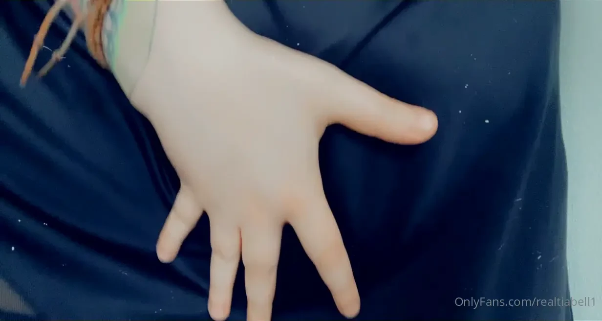 Took this video in front of my bathroom window hope my neighbors see 