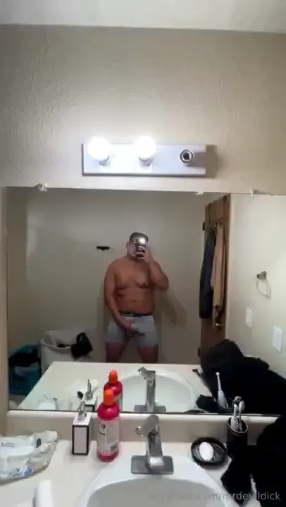 Do y all love it when i m a little slut showing off my thick dick 