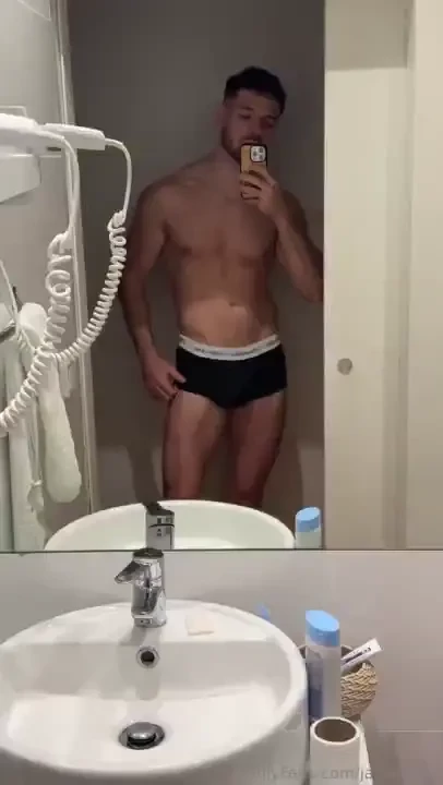 Small posing and flexin in holiday apartment 