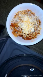 Mmmm who loves spaghetti ughhh i do this def hit the spot after my part 1