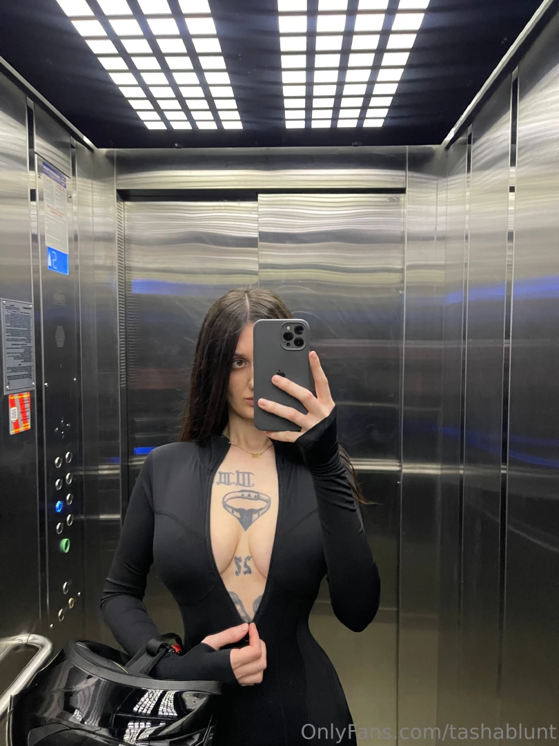 Elevator selfie look 