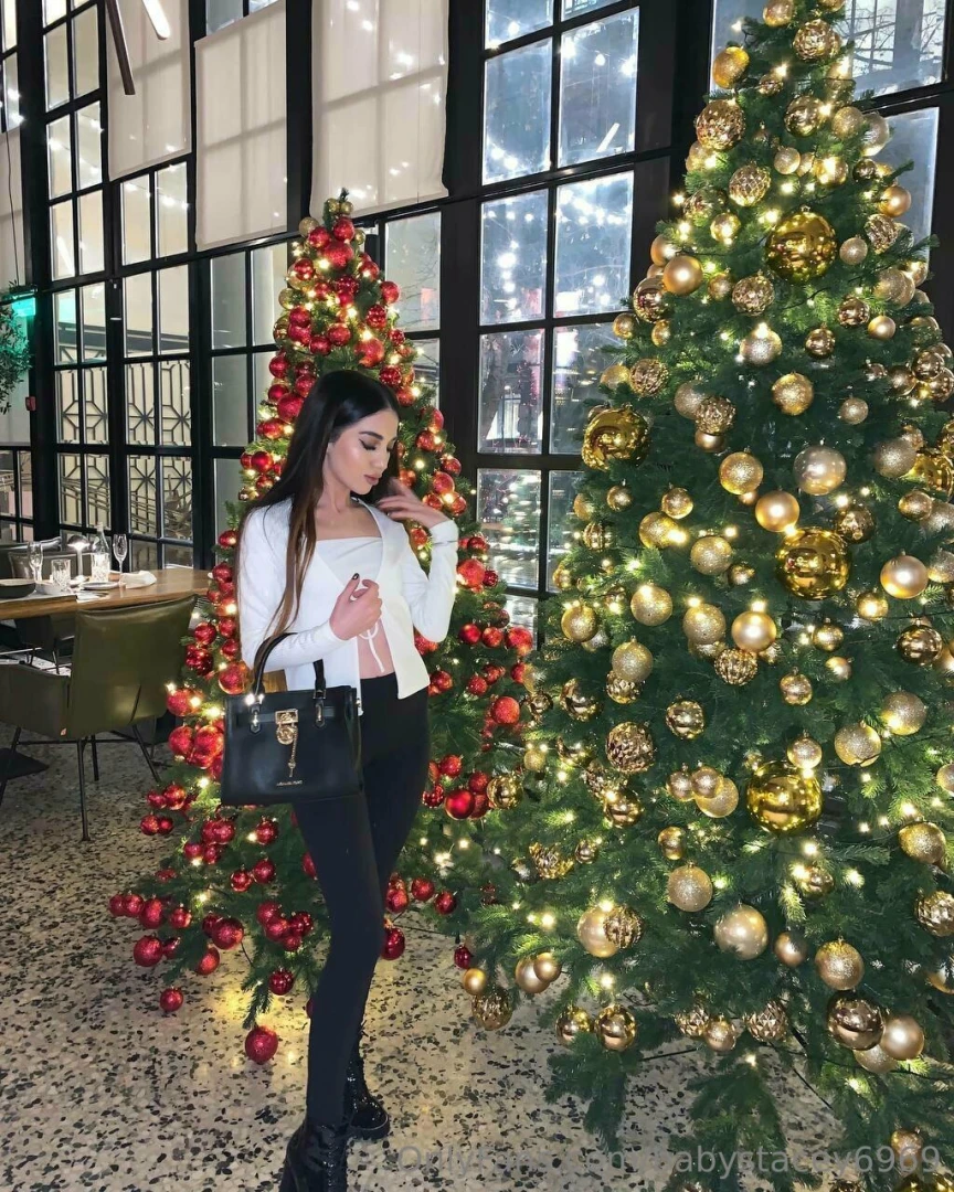 I love walking alone during the christmas days it s so beautiful 