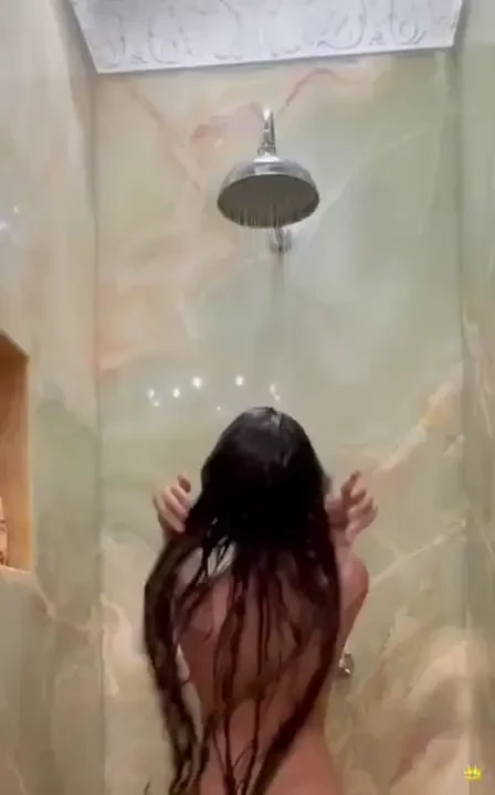 Awwwe nothing hits like a tropical shower after a long day 