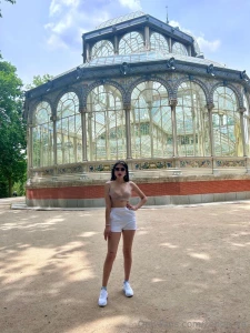 Who d like to take me on vacation