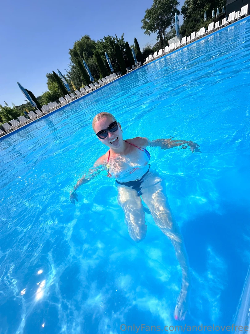 Boobs in the pool 