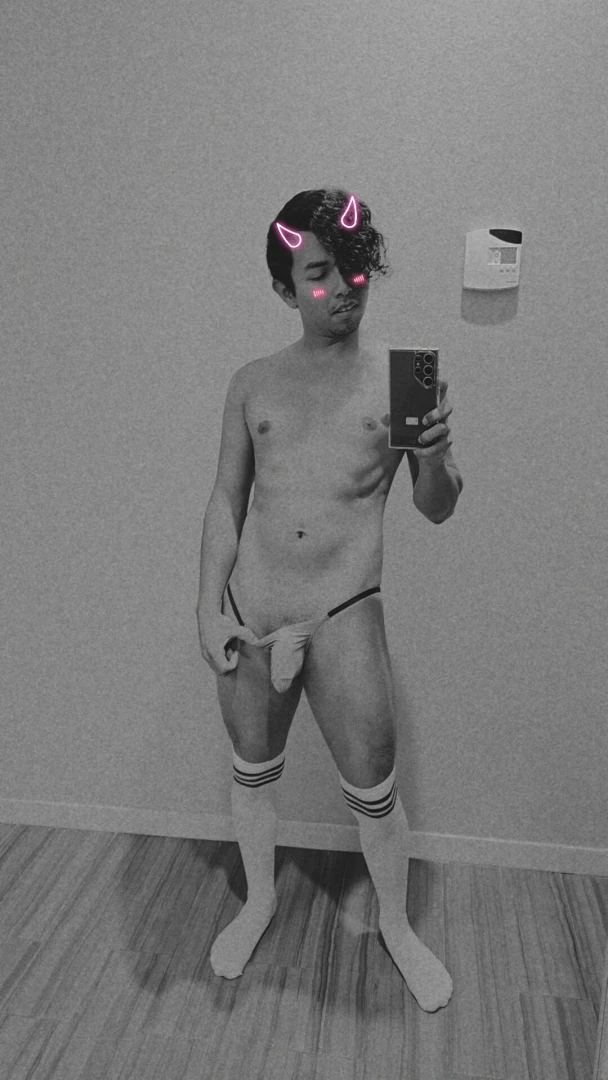 This hotel room s mirror makes me look so small part 2 