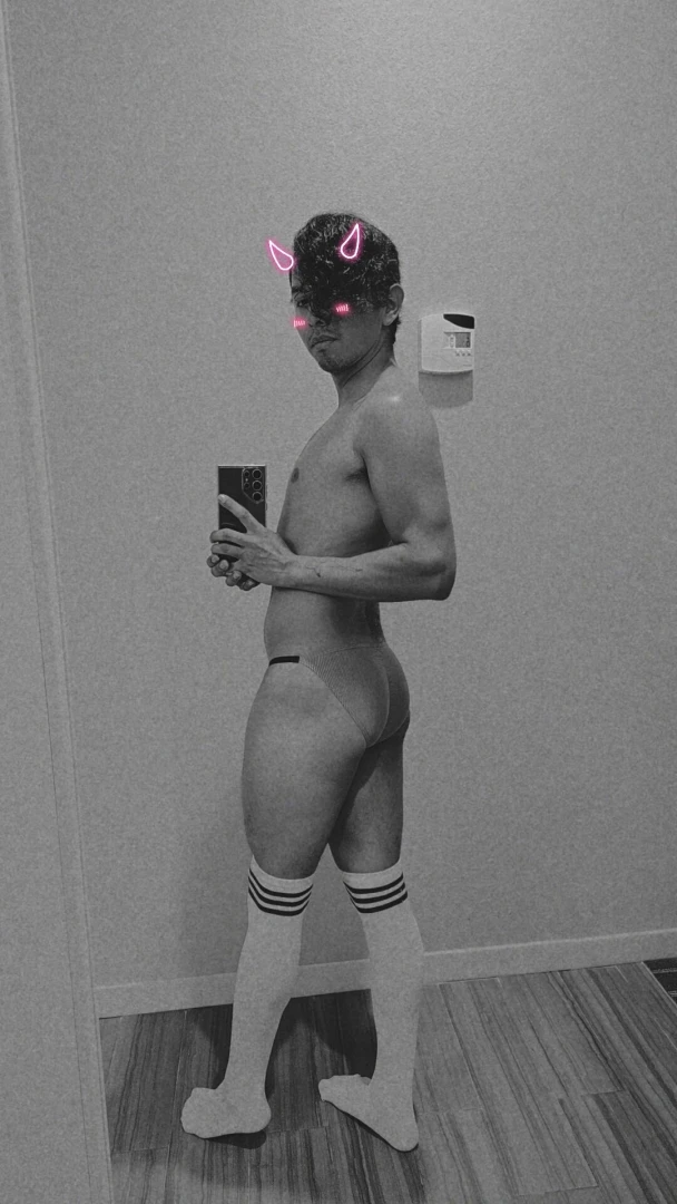 This hotel room s mirror makes me look so small part 1 