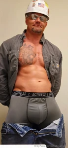 Who loves to see daddy in his work cloths put a 5 tip and see me blow