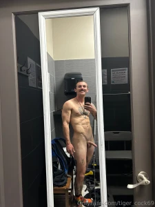 Post workout photo shoot turned my self on so much i jerked off right part 3