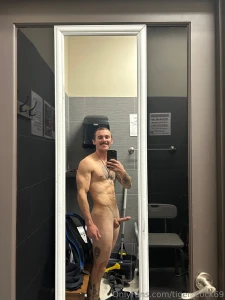 Post workout photo shoot turned my self on so much i jerked off right part 1