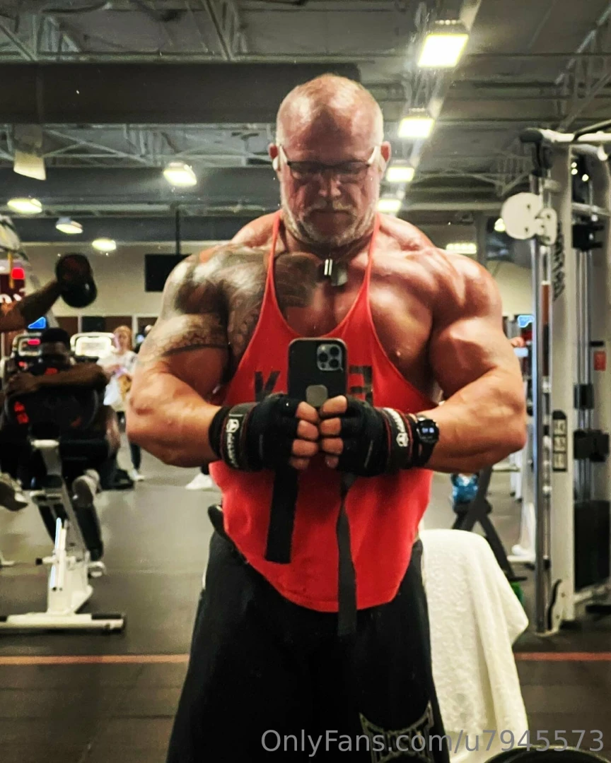 Fun muscle pics in the gym and around enjoy part 2 