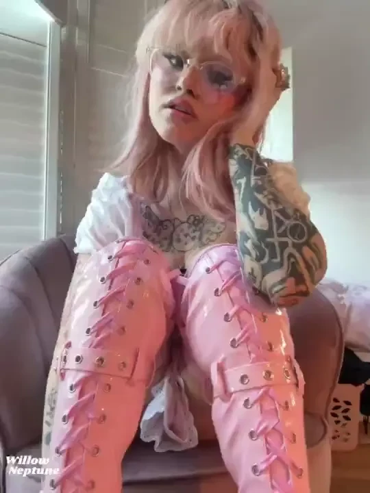 Daydreaming about you on a leash 