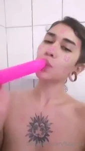 Me divierto mucho en la ducha con mi juguetito rosa llen ndolo de