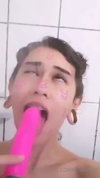 Me divierto mucho en la ducha con mi juguetito rosa llen ndolo de part 2 