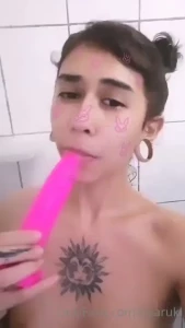 Me divierto mucho en la ducha con mi juguetito rosa llen ndolo de part 3