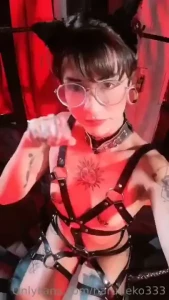 En la jaula bxdxsxm totalmente desnuda pero con harness