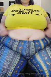 Normal speed or slow-mo belly jiggles part 1