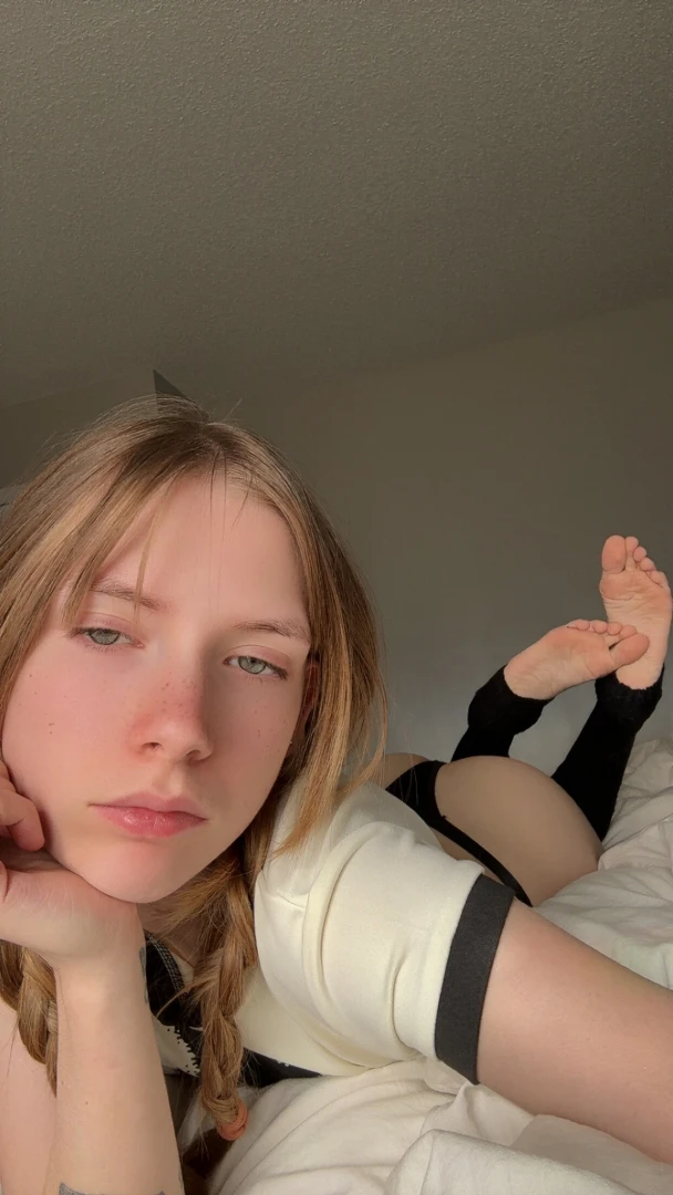 Wearing my new presentssss i love when yall buy me thingsss 