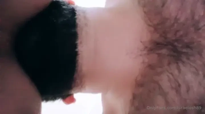 No quer a gemir porque le daba pena pero se mor a por gritar de placer 