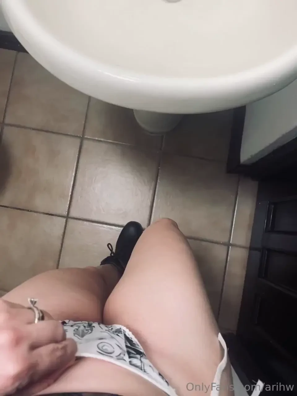 Beb y si nos escapamos al ba o mientras mi esposo est ocupado y me 