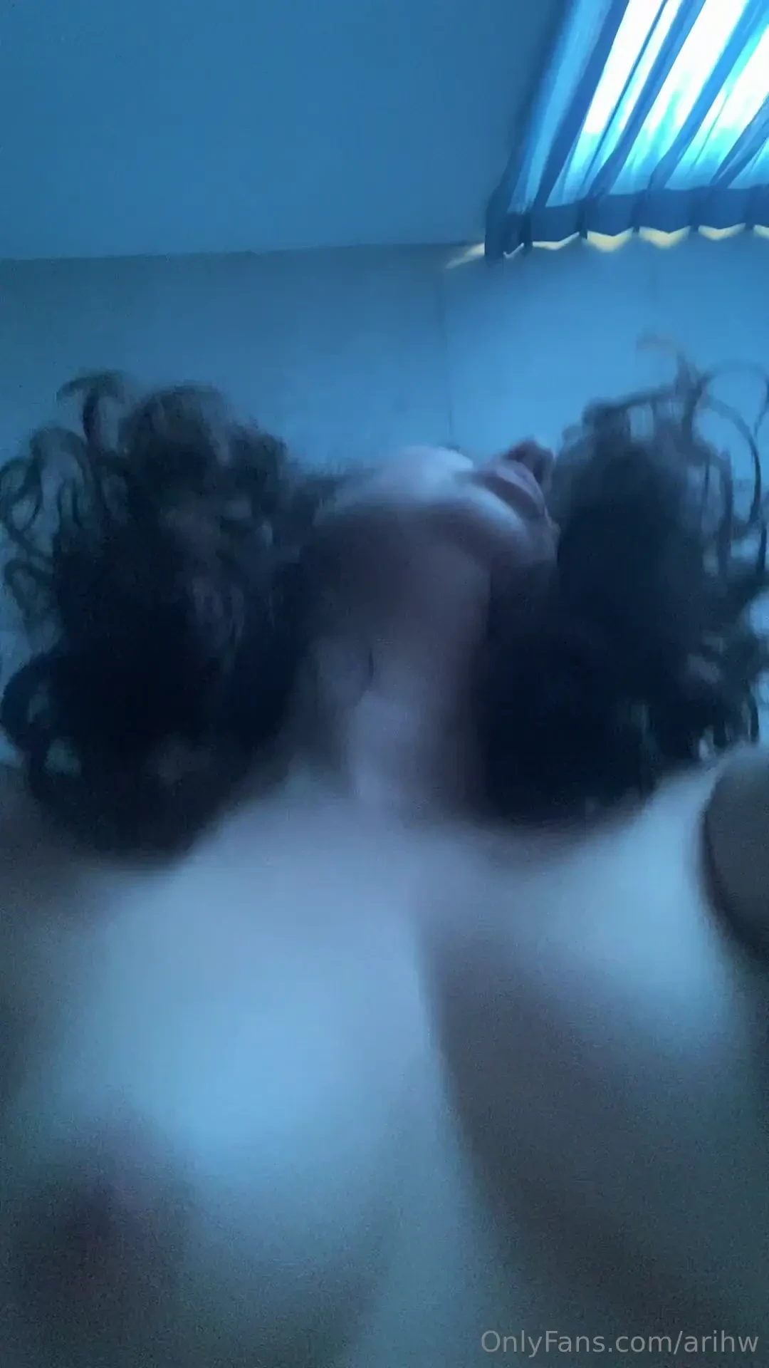 Si me sujetas el cabello y las caderas mientras me das duro 