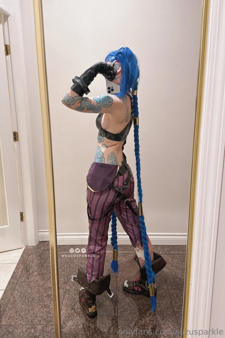 Jinx full body selfies the amount of times i tripped on those braids 