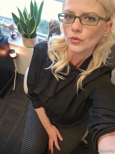 Well hello i hope you ll be a good boy and join me on my solo live