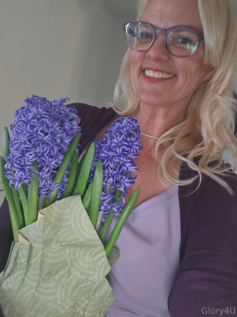 My sweet super fan sent me flowers today i just love being spoiled 