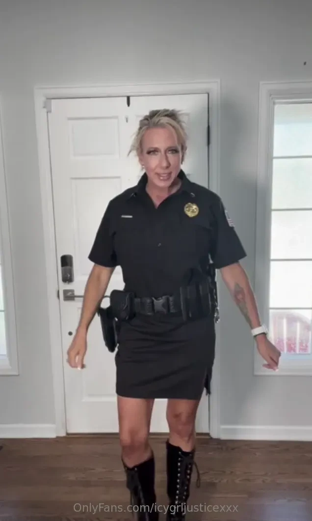 Ex-cop turned naughty milf ltbellalexisprecinct is ready to bring you 
