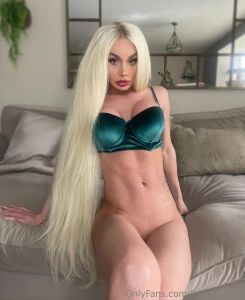 Green silk cheeky grin and zero patience for boring chats spice things