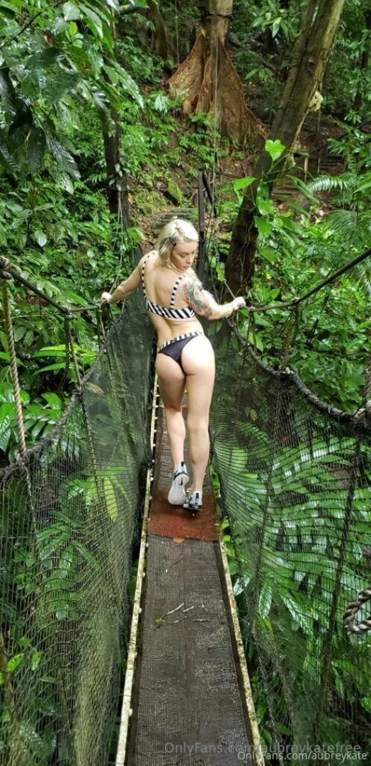 This booty s got a mind of its own and it s thinking about you 