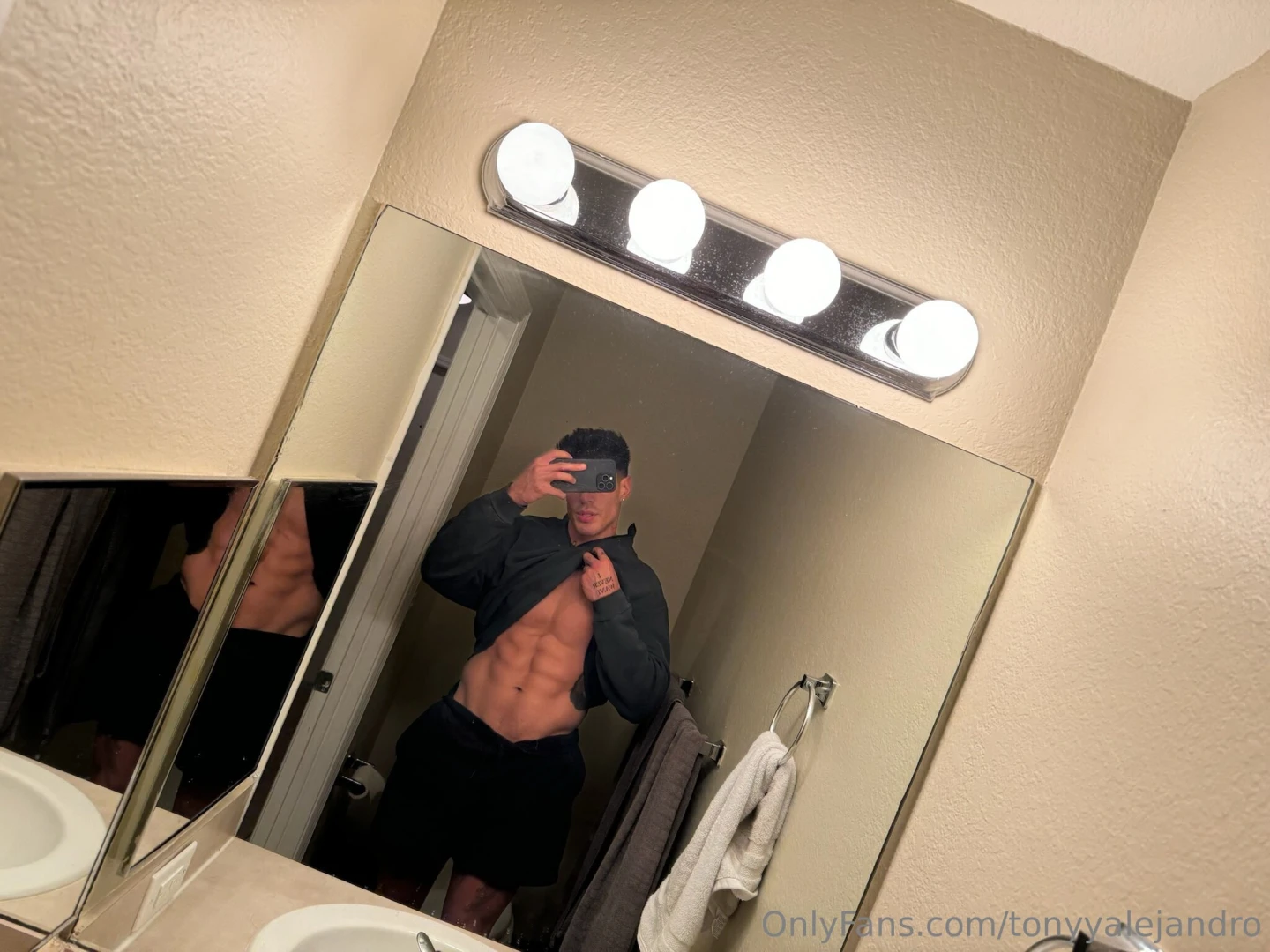 I m always snuck away somewhere taking nudes 