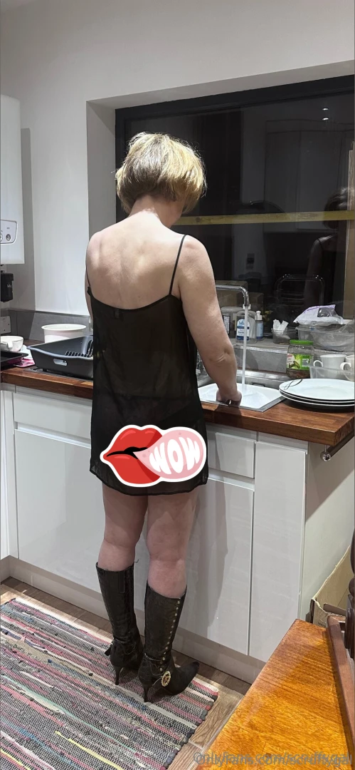 How i love doing the dishes xo 