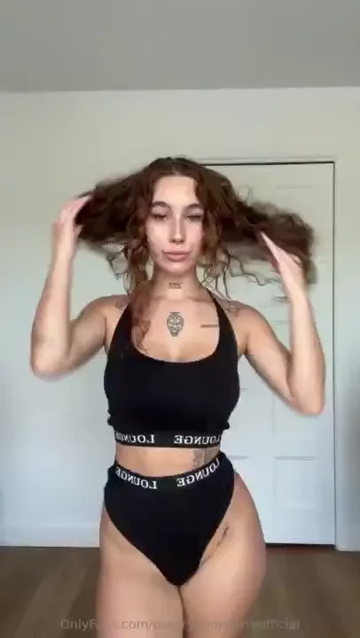 Serving you some curves enjoy babe 