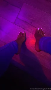 Unlock for pics amp videos of my pretty feet rubbing up against