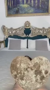 Mi mostro con fame di vita mi lascio conoscere ferita insanabile