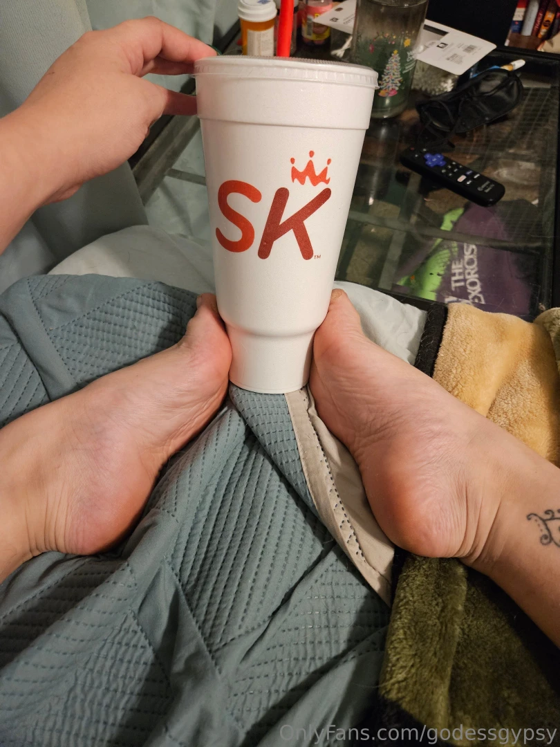 Doing custom feet pics all night long 