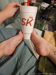 Doing custom feet pics all night long