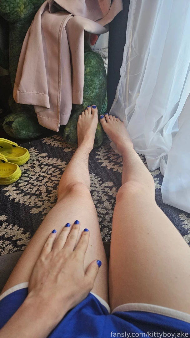 Happy friday i painted my toenails blue 