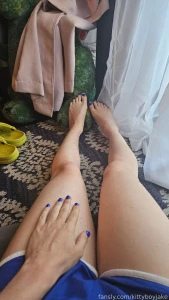 Happy friday i painted my toenails blue