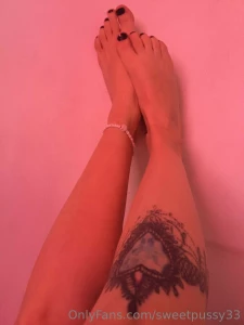 I have beautiful feet right you don t want to lick them