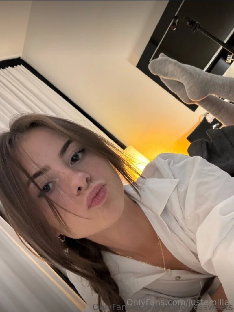 Im just a pretty girl who loves making u cum over and over 