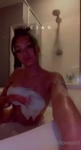 I be feeling so sexy in the tub bae come get in with me