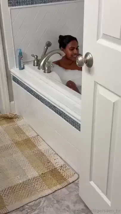 Stepd d walks in on stepd ughter bathing in his tub and makes her suck 